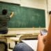 pexels-pixabay-avec qui donne cours en arrière plan et fille sur son téléphone en avant plan-7 astuces pour être productif pendant un cours
