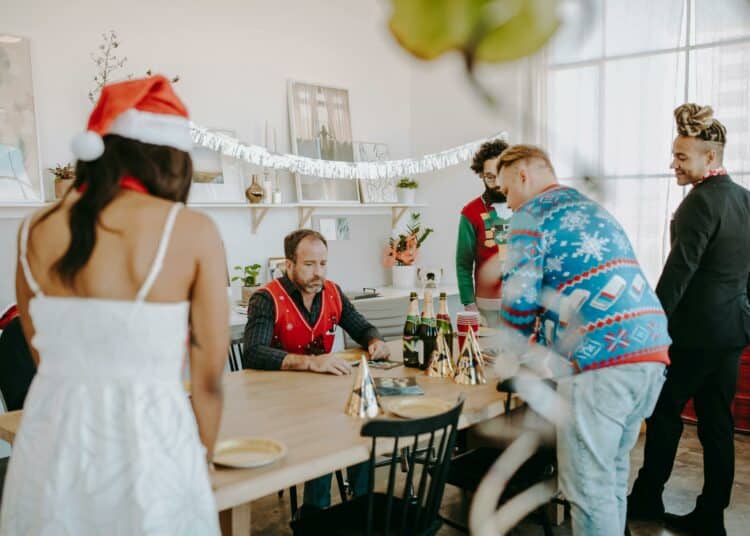 pexels-rdne-amis réunis autour d'une table-Les 7 meilleures activités à faire pendant la période des fêtes.jpg