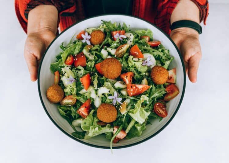 pexels-roman-odintsov-assiette de salade avec des falafels-4 lunchs rapides avec des falafels pour les étudiants