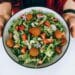 pexels-roman-odintsov-assiette de salade avec des falafels-4 lunchs rapides avec des falafels pour les étudiants