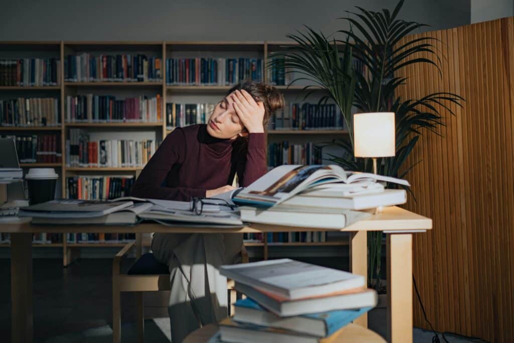 pexels-ron-lach- étudiantre qui est anxieuse - Le stress et l'anxiété pendant le blocus, comment en parler