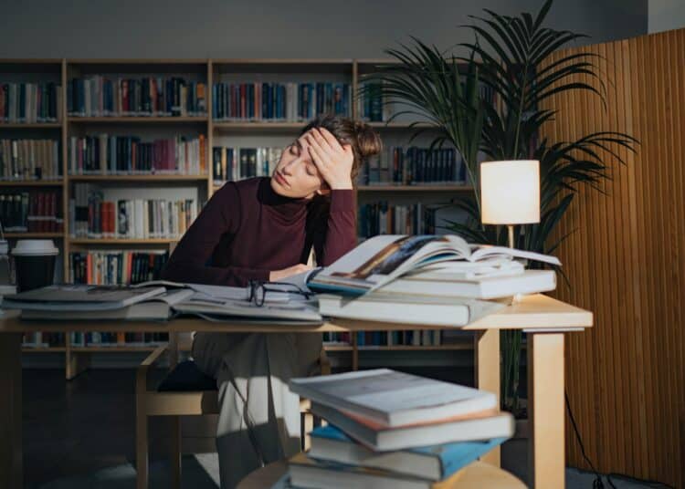 pexels-ron-lach- étudiantre qui est anxieuse - Le stress et l'anxiété pendant le blocus, comment en parler