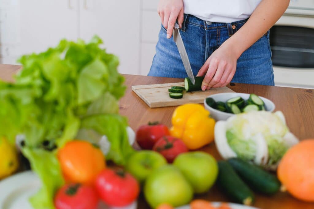 pexels-shvetsa-planche de cuisine avec des couleurs - Comprendre les termes de cuisine quand on est étudiant