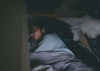 pexels-thatguycraig000-étudiante qui dort paisiblement-Top 8 des activités à faire pendant la semaine blanche