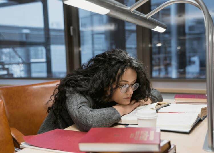 pexels-tima-miroshnichenko-calendrier de l'avent 10-Utilise la technique de l’auto-massage des tempes et du cou