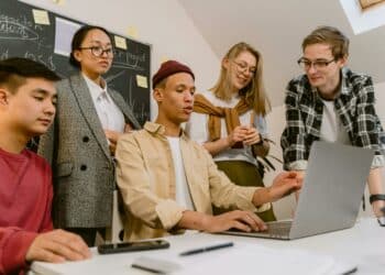 pexels-tima miroshnichenko- étudiants autour d'un pc - X astuces pour lancer son projet pendant ses études ?.jpg