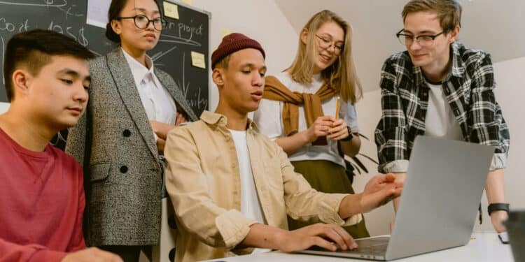 pexels-tima miroshnichenko- étudiants autour d'un pc - X astuces pour lancer son projet pendant ses études ?.jpg