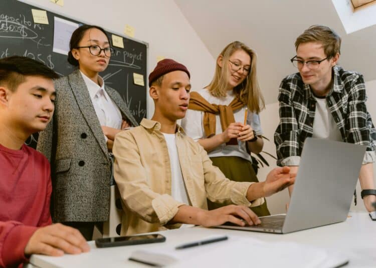 pexels-tima miroshnichenko- étudiants autour d'un pc - X astuces pour lancer son projet pendant ses études ?.jpg