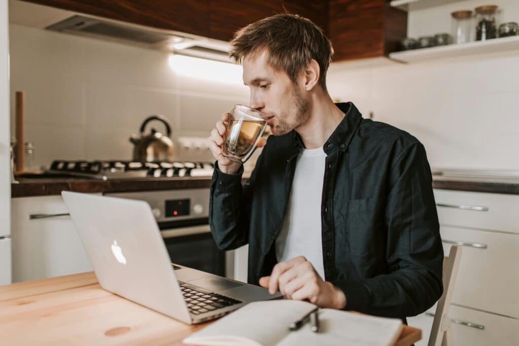 pexels-vlada-karpovich-5 warme drankjes voor studenten tijdens de examens