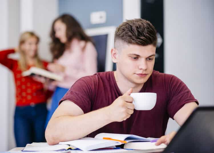 Les 4 émissions à regarder si tu t’ennuies entre les cours