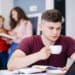Les 4 émissions à regarder si tu t’ennuies entre les cours