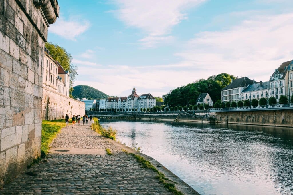pexels-adrien-olichon-les bords de meuse de Namur-Les 6 meilleurs endroits pour courir à Namur