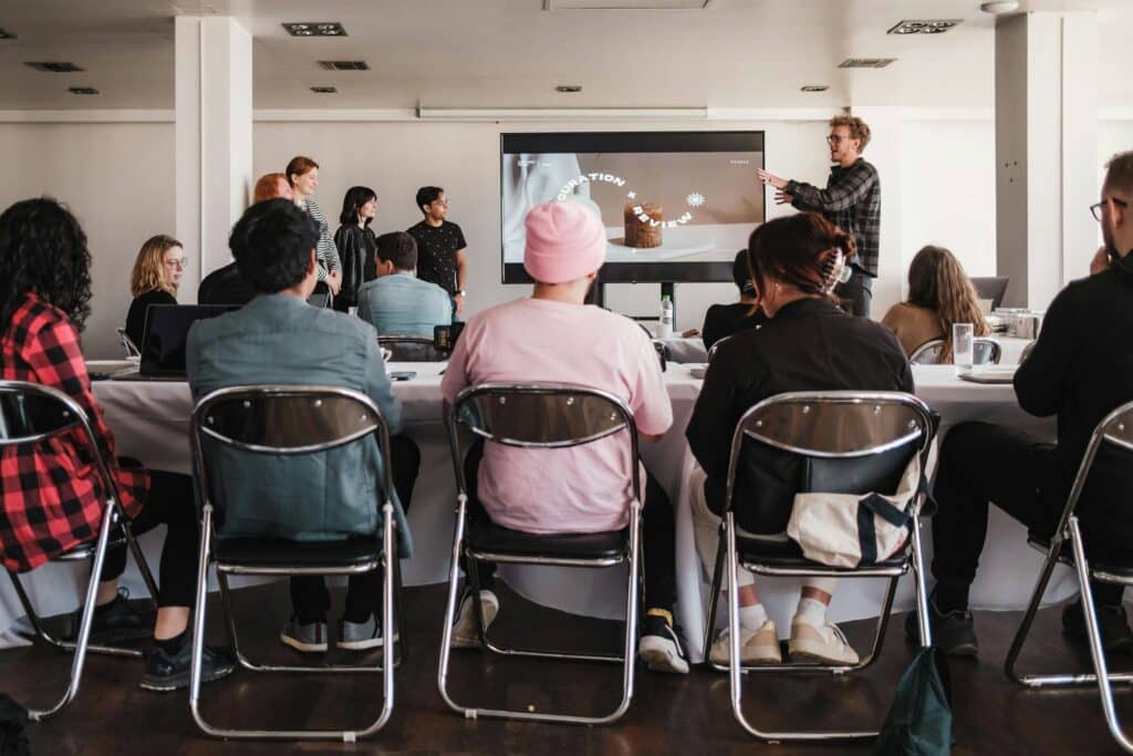 pexels-airamdphoto-groupe d'étudiant devant une classe-Comment réussir toutes ses présentations en cours
