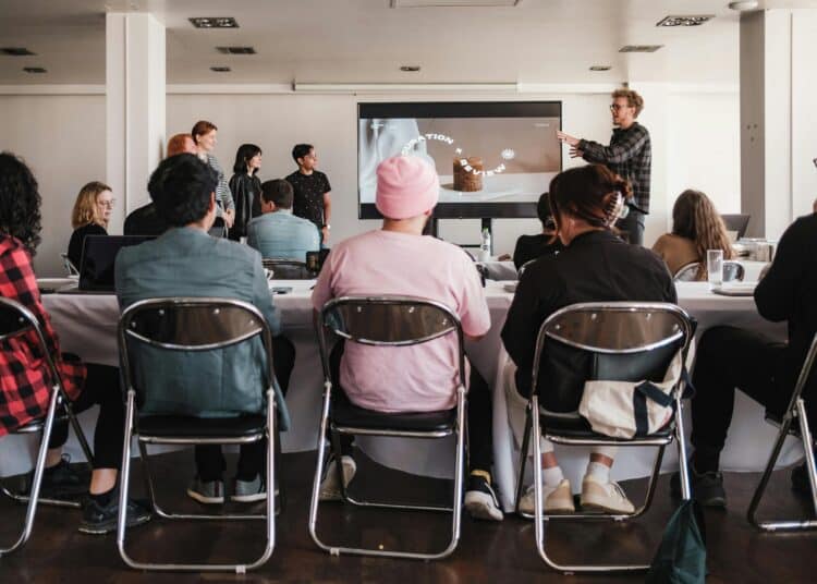 pexels-airamdphoto-groupe d'étudiant devant une classe-Comment réussir toutes ses présentations en cours