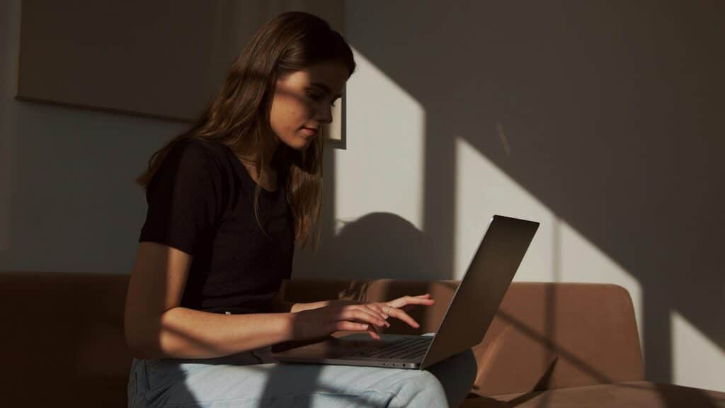 pexels-artempodrez-étudiante qui tape à l'ordinateur-6 façons de passer le temps si tu as arrêté les études