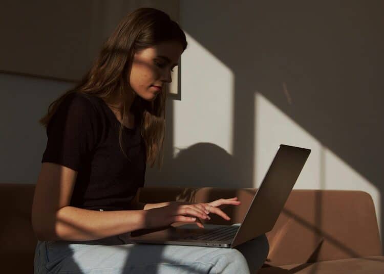 pexels-artempodrez-étudiante qui tape à l'ordinateur-6 façons de passer le temps si tu as arrêté les études