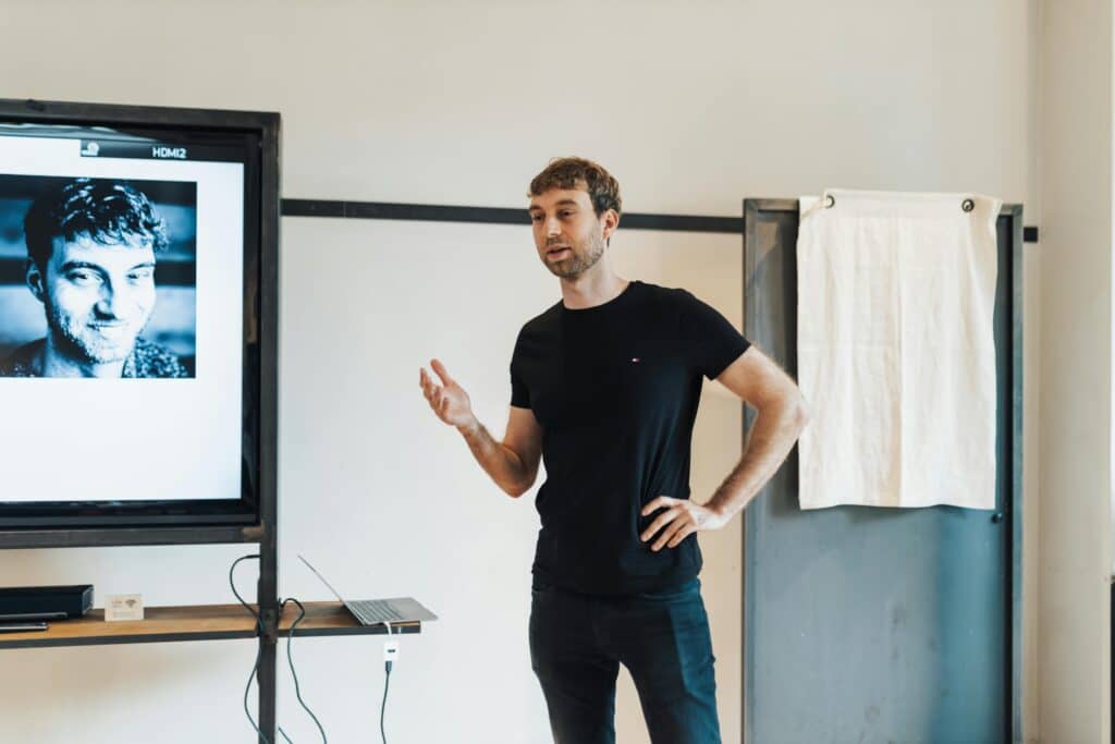 pexels-bertellifotografia-étudiant qui fait une présentation devant sa classe-7 exercices pour s’améliorer à l’oral quand on est étudiant