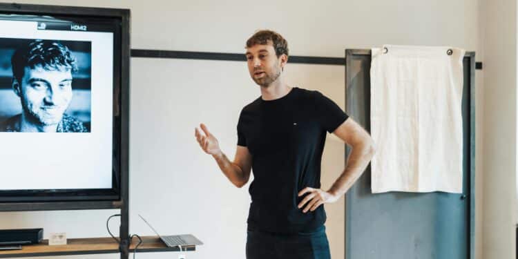 pexels-bertellifotografia-étudiant qui fait une présentation devant sa classe-7 exercices pour s’améliorer à l’oral quand on est étudiant