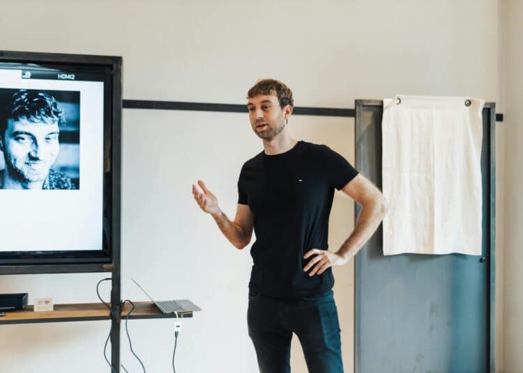 pexels-bertellifotografia-étudiant qui fait une présentation devant sa classe-7 exercices pour s’améliorer à l’oral quand on est étudiant