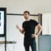pexels-bertellifotografia-étudiant qui fait une présentation devant sa classe-7 exercices pour s’améliorer à l’oral quand on est étudiant