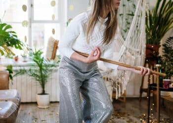 pexels-cottonbro-6 manieren voor kotstudenten om de lenteschoonmaak leuk te maken