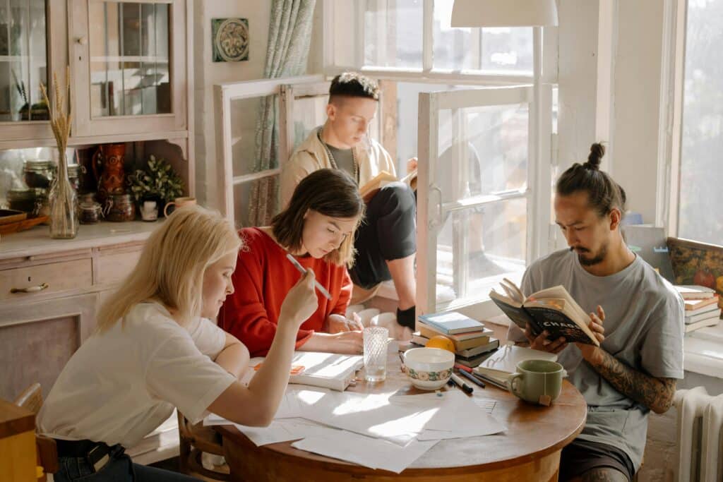 pexels-cottonbro-6 onmisbare items voor een studiemarathon met vrienden