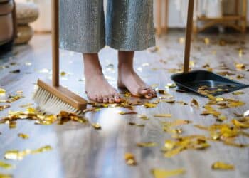 pexels-cottonbro-étudiante qui nettoye son kot après une soirée-Comment bien entretenir son kot tout au long de l’année ?