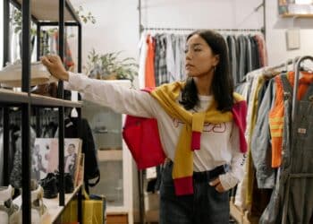 pexels-cottonbro-jeune étudiante en train d'acheter un vêtement dans une friperie-Pourquoi acheter de la seconde main pour s’habiller ?