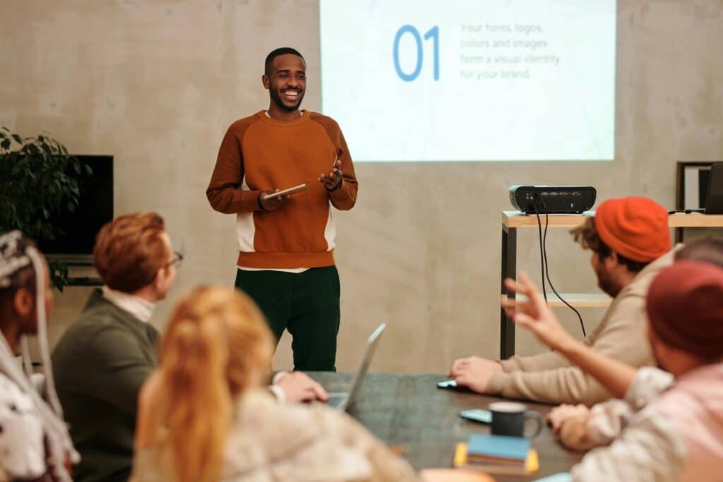 pexels-diva-plavalaguna-jene étudiant qui fait une présentation orale devant sa classe-Comment réussir tous ses PowerPoint durant ses études