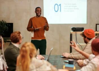 pexels-diva-plavalaguna-jene étudiant qui fait une présentation orale devant sa classe-Comment réussir tous ses PowerPoint durant ses études