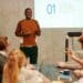 pexels-diva-plavalaguna-jene étudiant qui fait une présentation orale devant sa classe-Comment réussir tous ses PowerPoint durant ses études