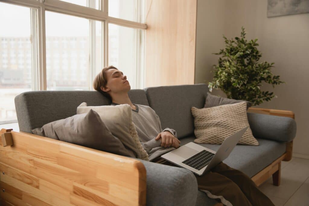 pexels-ekaterina-bolovtsova-étudiant qui fait une sieste avec son ordi-Pourquoi les siestes sont les meilleurs alliés des étudiants ?