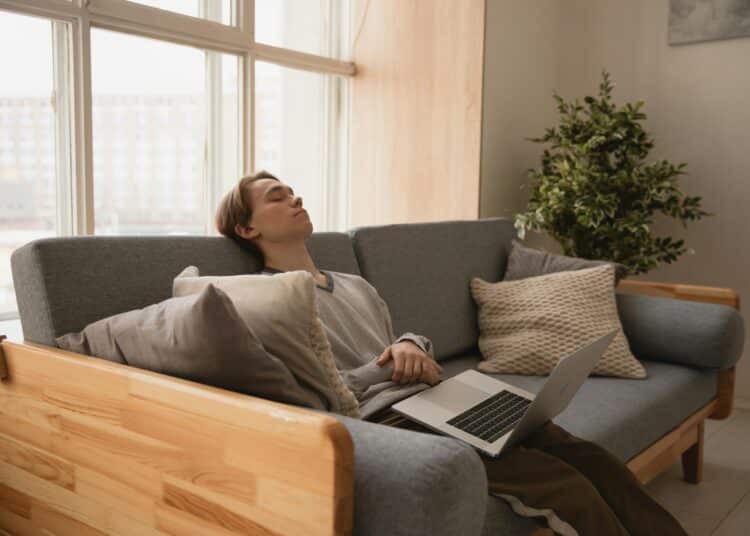pexels-ekaterina-bolovtsova-étudiant qui fait une sieste avec son ordi-Pourquoi les siestes sont les meilleurs alliés des étudiants ?