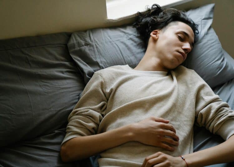 pexels-eren-li-étudiant qui fait une sieste à son kot-7 astuces pour faire des siestes efficaces quand on est étudiant