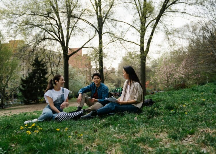 pexels-george-pak - 5 memes qui vont te rappeler pourquoi t'aimes tes potes