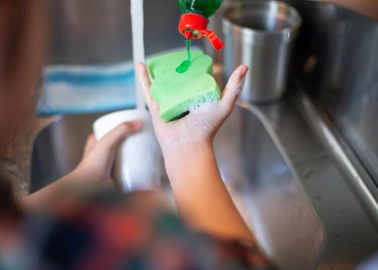 pexels-kampus-étudiante qui fait la vaisselle à son kot-7 astuces pour faire la vaisselle plus rapidement à son kot