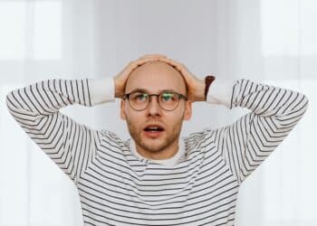 pexels-karolina-grabowska-étudiant chauve dans le miroir-8 raisons d'assumer sa calvitie quand on est étudiant