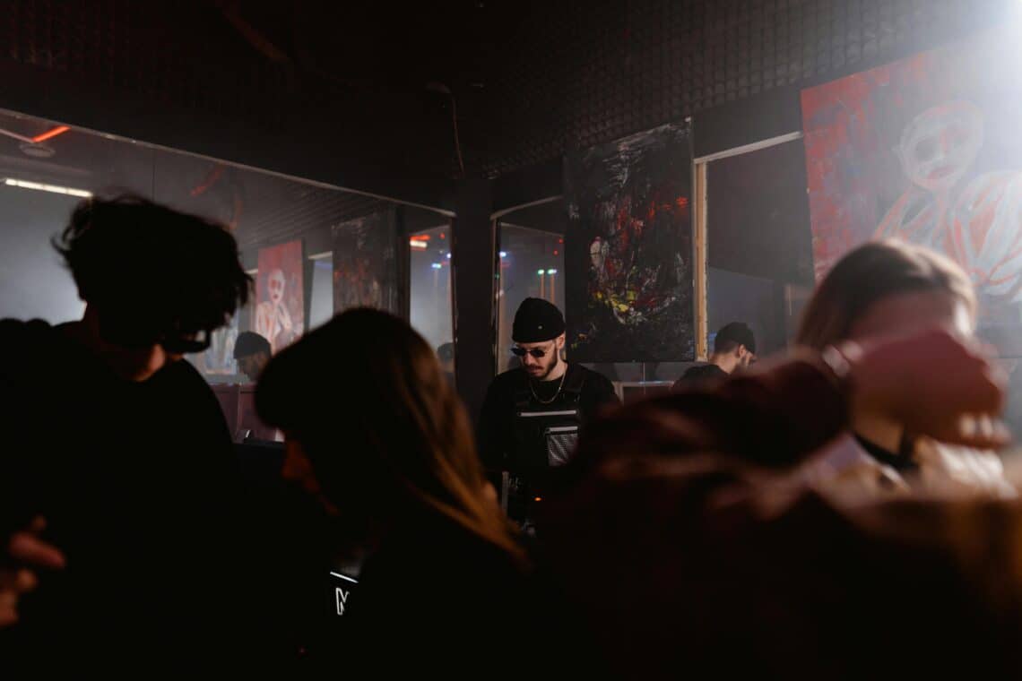 pexels-mart-production - Si tu vas trop en soirée, ces 6 memes sont pour toi