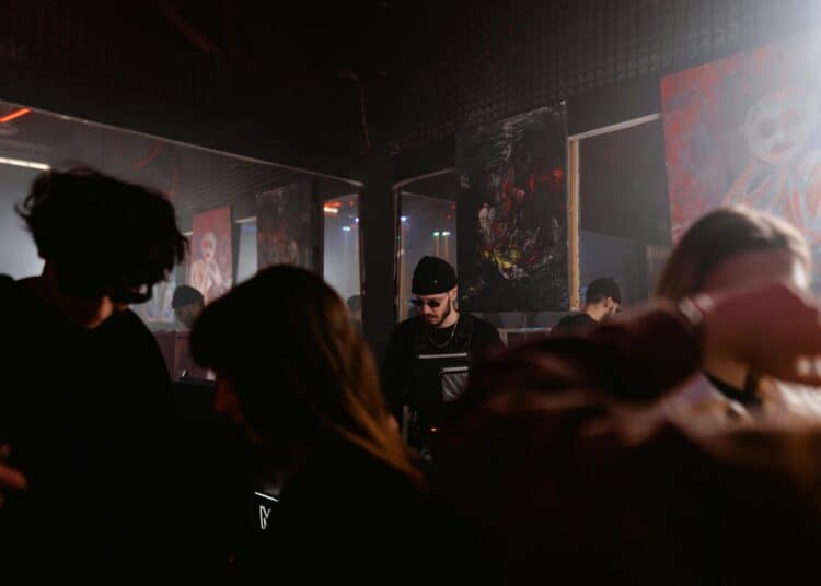 pexels-mart-production - Si tu vas trop en soirée, ces 6 memes sont pour toi