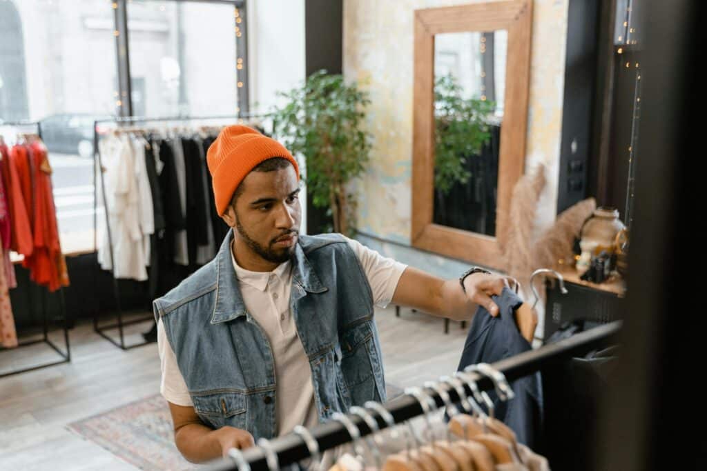 pexels-mart-production-&tudiant qui regarde des vêtements dans un magasin-7 basiques à avoir dans sa garde-robe pour les mecs