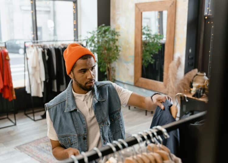 pexels-mart-production-&tudiant qui regarde des vêtements dans un magasin-7 basiques à avoir dans sa garde-robe pour les mecs