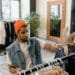 pexels-mart-production-&tudiant qui regarde des vêtements dans un magasin-7 basiques à avoir dans sa garde-robe pour les mecs