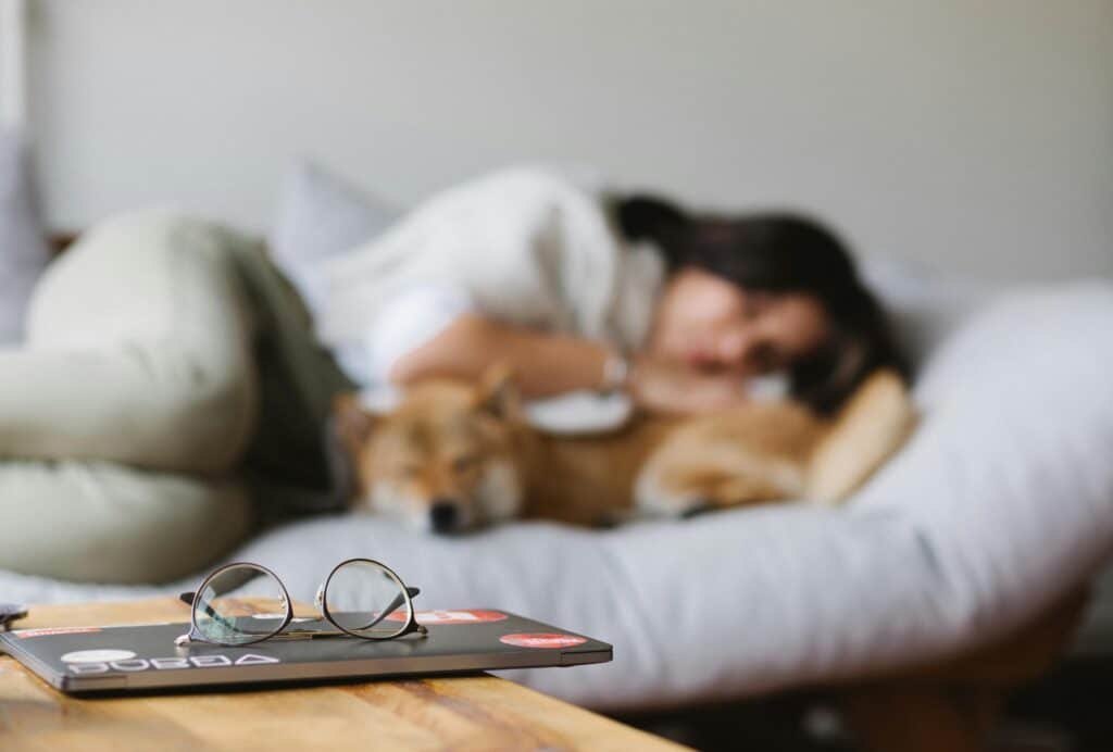 pexels-meruyert-gonullu-étudiant qui fait une sieste avec un chien-9 excuses pour partir faire une sieste quand on est étudiant