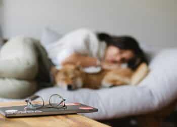 pexels-meruyert-gonullu-étudiant qui fait une sieste avec un chien-9 excuses pour partir faire une sieste quand on est étudiant