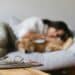 pexels-meruyert-gonullu-étudiant qui fait une sieste avec un chien-9 excuses pour partir faire une sieste quand on est étudiant