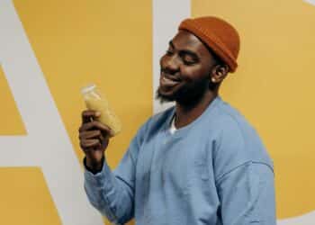 pexels-mikhail-nilov-6 lekkere drankjes voor studenten tijdens Tournée Minérale