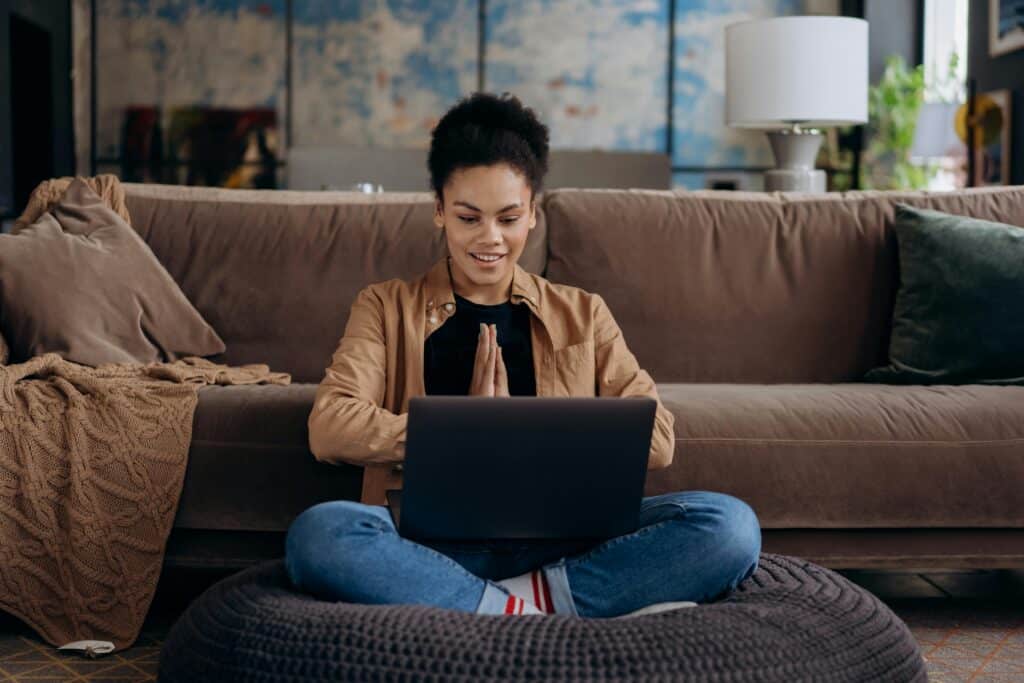 pexels-mikhail-nilov-étudiante sur son ordinateur-6 façons d’annoncer à tes parents que tu veux changer de filière