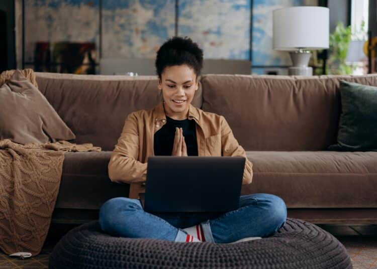 pexels-mikhail-nilov-étudiante sur son ordinateur-6 façons d’annoncer à tes parents que tu veux changer de filière