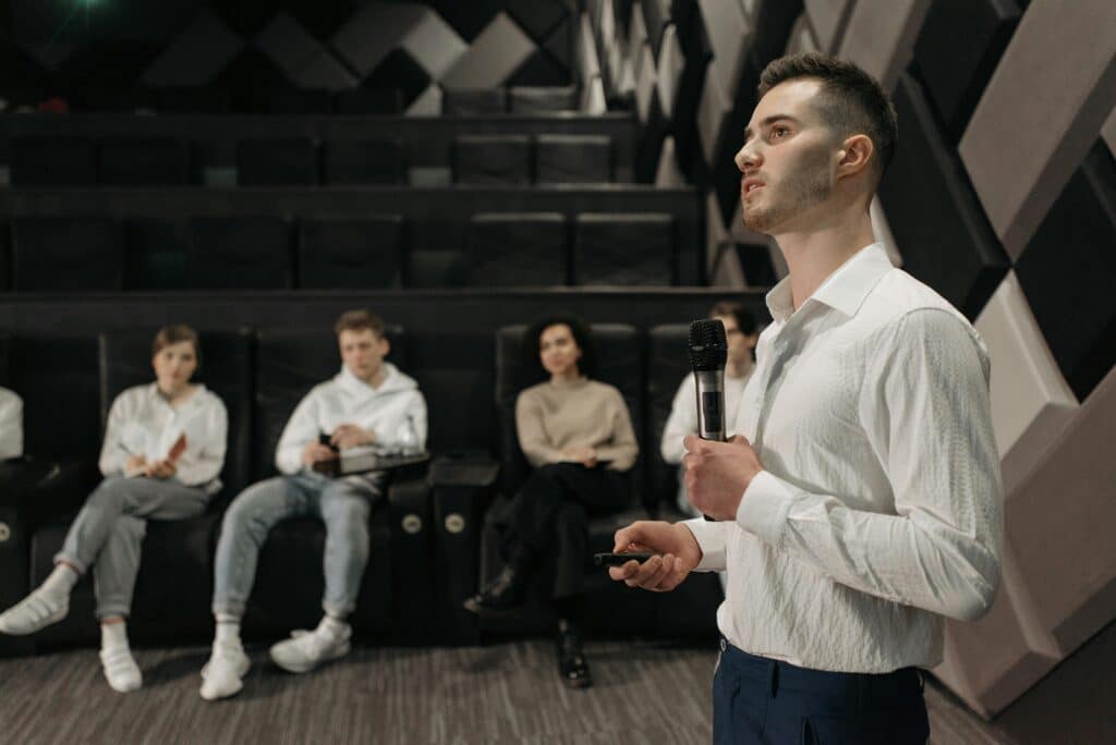 pexels-pavel-danilyuk-étudiant qui passe un jury pour ses études-Comment s’entrainer pour passer un jury durant ses études ?