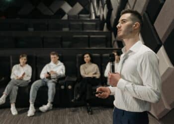 pexels-pavel-danilyuk-étudiant qui passe un jury pour ses études-Comment s’entrainer pour passer un jury durant ses études ?